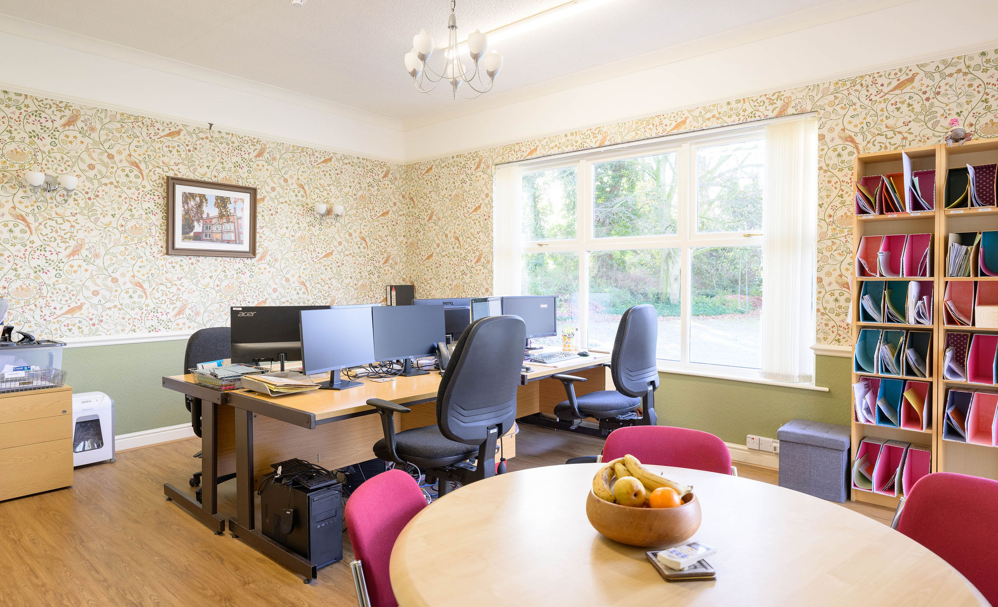 Medium (3–5 desks)